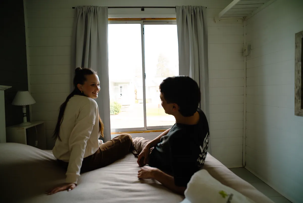 Interior de una cabaña, con la ventana al parque