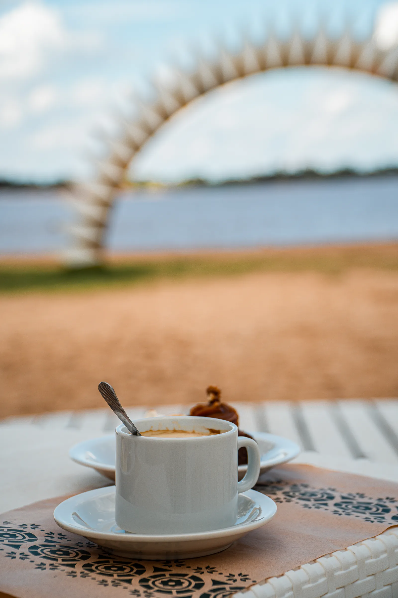 Café frente al arco del sol y el Paraná